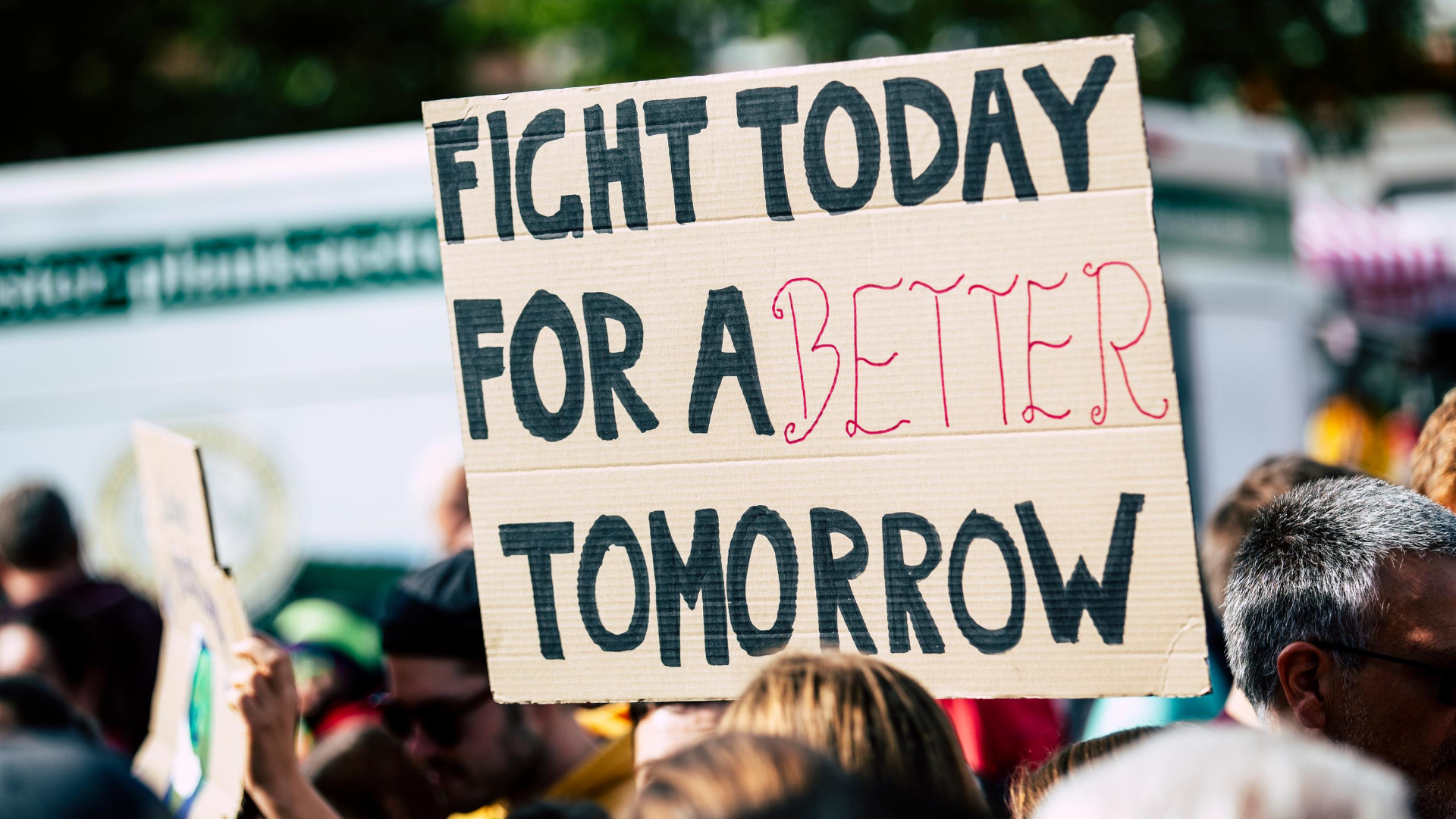 Demoplakat auf dem "fight today for a better tomorrow" geschrieben steht
