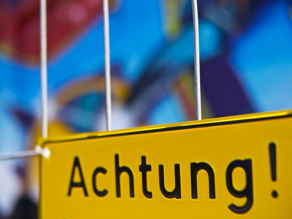 Achtungsschild an einem Bauzaun