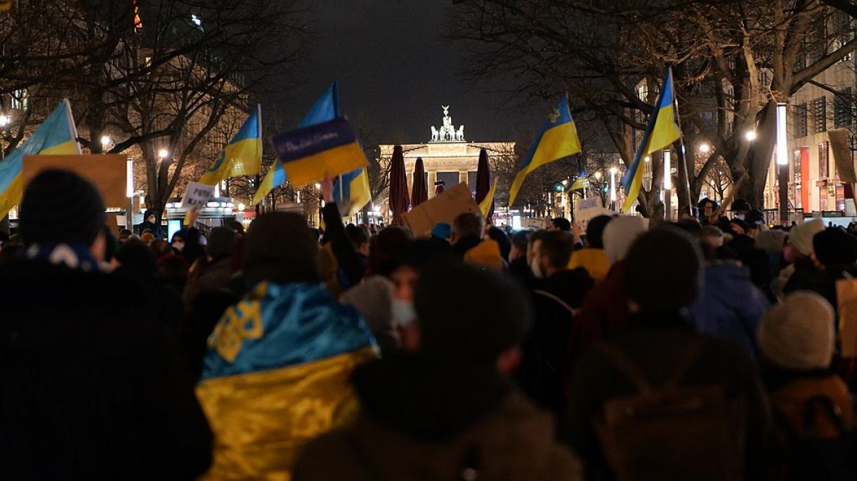 Menschen demonstrieren mit Ukraine Flaggen vor dem Brandenburger Tor