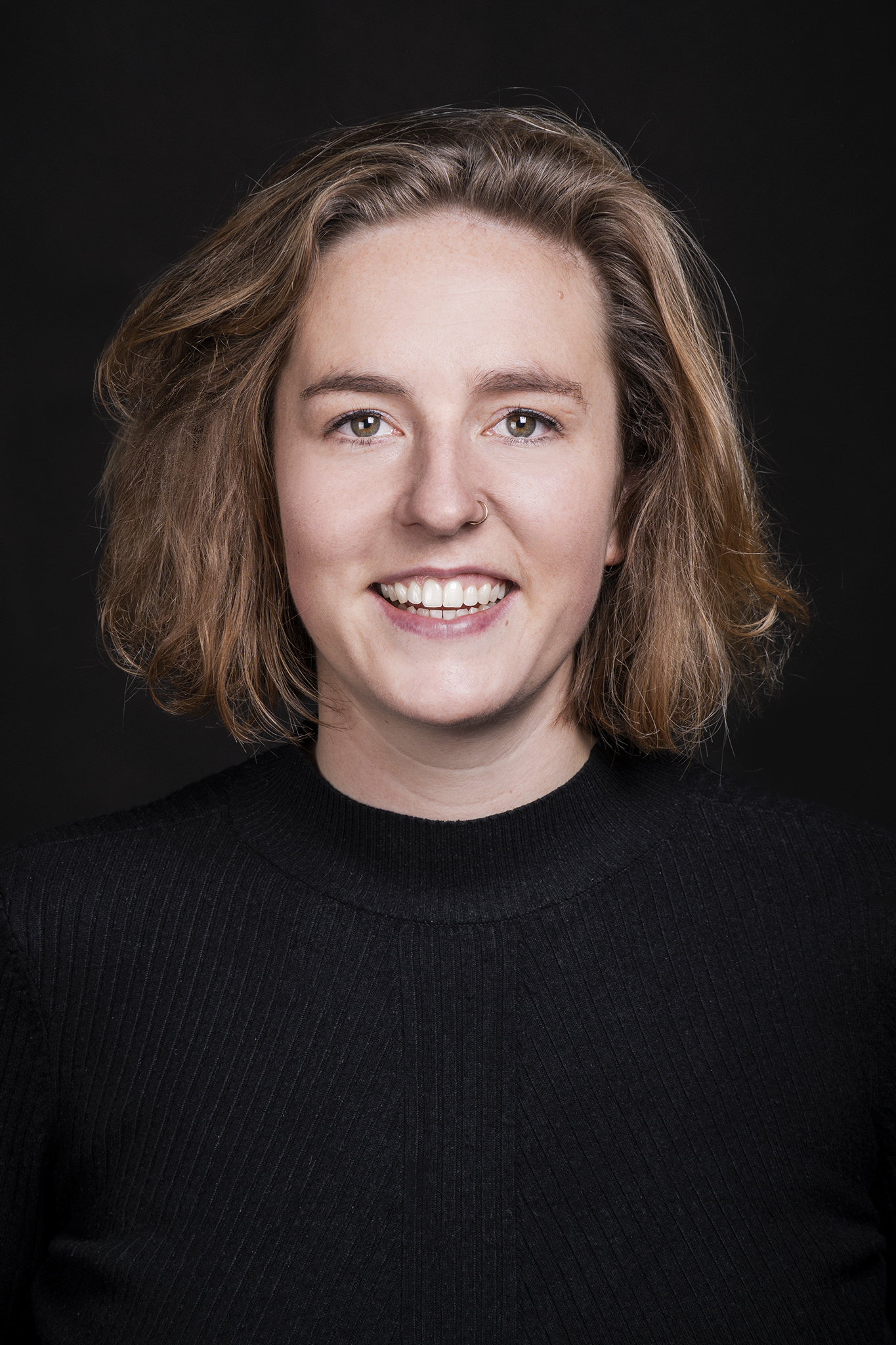 Ein Porträtfoto von Lea Luenenborg. Sie ist ca. 25 Jahre alt und hat kurze dunkelblonde Haare.