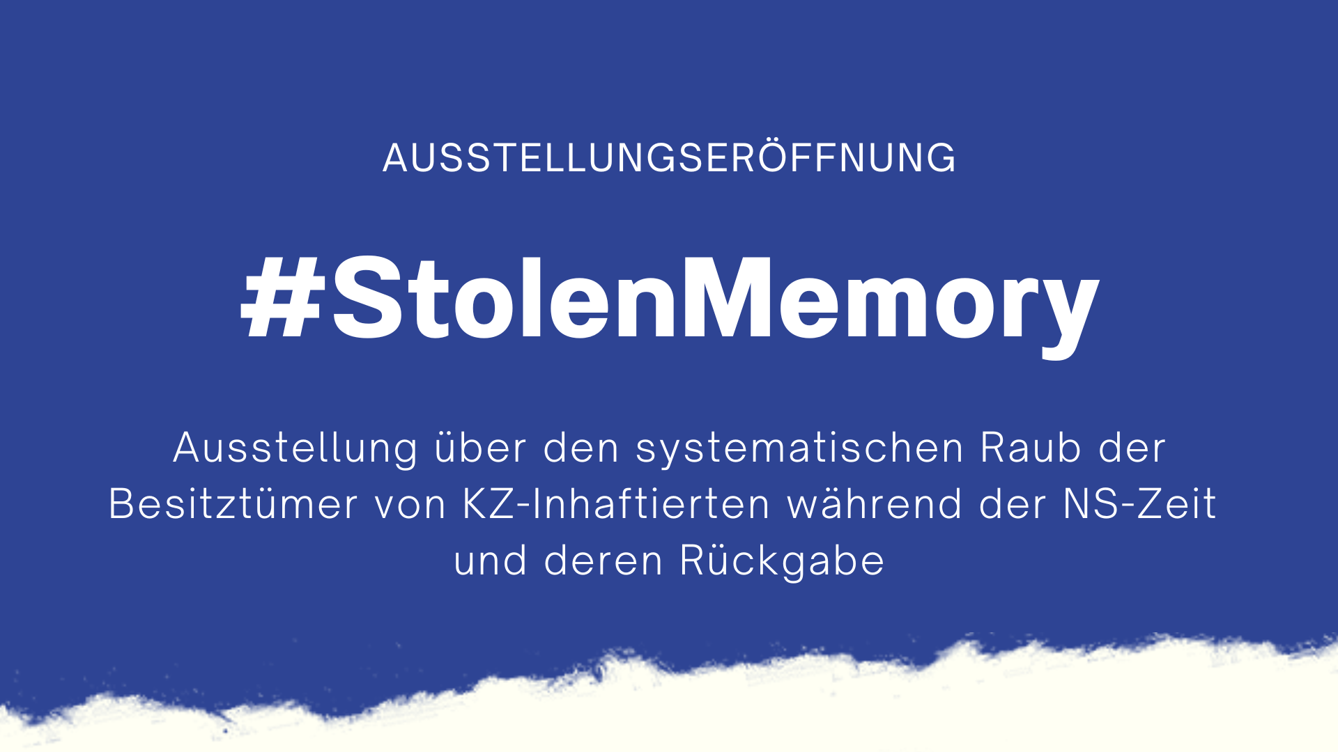 Weiße Schrift auf blauem Hintergrund "Ausstellungseröffnung #Stolen Memory. Ausstellung über den systematischen Raub der Besitztümer von KZ-Inhaftierten während der NS-Zeit und deren Rückgabe"
