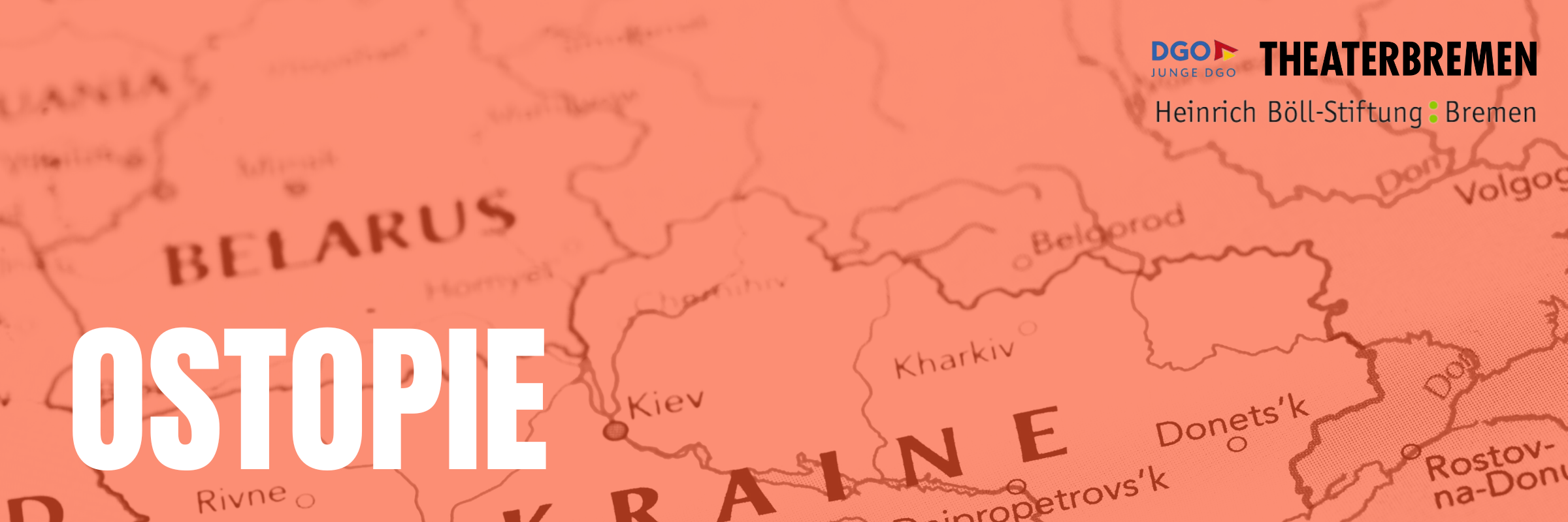 Im Hintergrund ist ein Ausschnitt einer Landkarte zu sehen, die orange eingefärbt ist. Darauf sieht man einen Teil von Belarus und der Ukraine. Darauf steht in großer weißer Schrift: Ostopie.