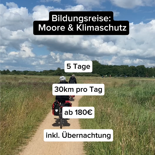 Foto von einer Fahrradtour im Teufelsmoor, darauf steht untereinander geschrieben: Moore und Klimaschutz / 5 Tage / 30km pro Tag / ab 180€