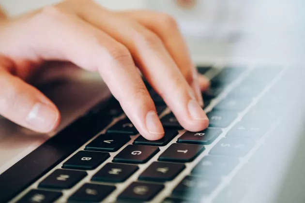 Hand an einer Tastatur