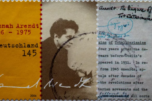 Eine in Deutschland gedruckte Briefmarke mit einem Porträt und Schriften zum 100. Geburtstag der politischen Theoretikerin und Publizistin Hannah Arendt