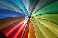 bunter Regenschirm von unten fotografiert