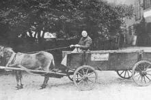 Schwarz Weiß Fotografie von Mutter Cordes um 1890 auf einer Kutsche sitzend.