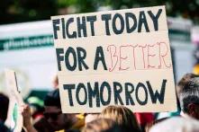 Demoplakat auf dem "fight today for a better tomorrow" geschrieben steht