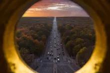 Blick von der Berliner Siegessäule auf die fahrenden Autos und den Tiergarten