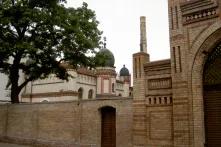 Synagoge von Halle hinten, Eingang zum jüdischen Friedhof vorne (2015)