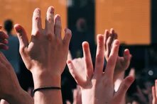 Mehrere Hände, die nach oben gesteckt werden.