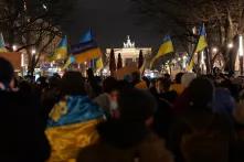 Menschen demonstrieren mit Ukraine Flaggen vor dem Brandenburger Tor