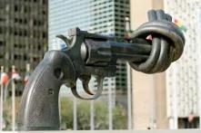 Eine Skultur von einer Pistole mit verknotetem Lauf, sie heißt "Non-Violence" von Carl Fredrik Reuterswärd vor dem Gebäude der UN in New York