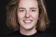 Ein Porträtfoto von Lea Luenenborg. Sie ist ca. 25 Jahre alt und hat kurze dunkelblonde Haare.