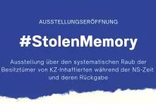 Weiße Schrift auf blauem Hintergrund "Ausstellungseröffnung #Stolen Memory. Ausstellung über den systematischen Raub der Besitztümer von KZ-Inhaftierten während der NS-Zeit  und deren Rückgabe"