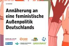 Im Hintergrund sieht man eine Zeichnung von mehreren in die Höhe gestreckten Händen. Darauf ist ein weißer Kasten, auf dem steht: Annäherung an einer feministische Außenpolitik Deutschlands