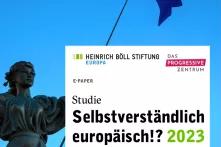 Im Hintergrund ist ein Foto von der Statue von Europa (eine Frau), die die Flagge der europäischen Union hält. Darauf ist eine weiße Text-Box, in der steht: Studie. Selbstverständlich europäisch!? 2023