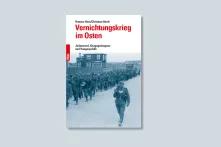 Die Titelseite des Buchs von Hannes Heer, das bei der Veranstaltung vorgestellt wurde. Auf dem Cover sieht man im unteren Bereich ein schwarz-weiß-Foto von Wehrmachtssoldaten im zweiten Weltkrieg. Darüber steht auf weißem Hintergrund in roter Schrift: Vernichtungskrieg im Osten.