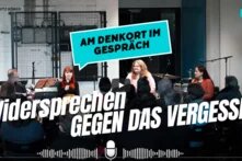 Foto von einer Podiumsdiskussion. Darauf steht: Am Denkort im Gespräch. Widersprechen gegen das Vergessen.