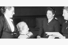 Historisches schwarz-weiß-Foto von den drei Politikerinnen, die am Grundgesetz mitarbeiteten