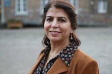 Porträt der türkischen Politikerin Sibel Yigitalp, eine ca. 50-jährige Frau mit dunklen Haaren.