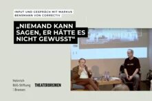 Collage mit einem Foto von der Veranstaltung: Der Referent Markus Bensmann sitzt in einem Sessel auf der Bühne. Daneben steht auf schwarzen Balken: "Niemand kann sagen, er hätte es nicht gewusst"