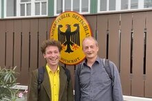 Zwei mittelalte Männer stehen nebeneinander - Links der Reiseleiter Julian Gröger, rechts Henning Bleyl von der Heinrich Böll-Stiftung Bremen