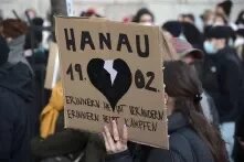 Nahaufnahme eines Demo-Plakats auf dem Steht: Hanau 19.02. und das Bild eines gebrochenenen Herzens