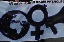 Demo banner einer Demonstration zum 8. März. „8. März ist Frauen Kampftag“