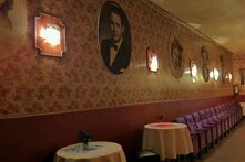 Historisches Foto vom Foyer des Bellaria Kinos in Wien mit kleinen Bistrottischen und verzierter Tapete