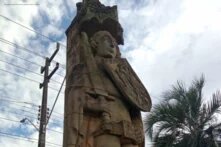 Eine Statur des bremischen Rolands in Brasilien, im Hintergrund sind Palmen zu sehen.