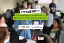 Im Hintergrund ist ein unscharfes Foto von einer Workshopsituation zu sehen, mehrere Menschen stehen um Tische herum und arbeiten in Gruppenarbeit. Im Vordergrund steht: Empowerment - Antislawismus, eine Lücke im deutschen Antirassismusdiskurs? 29./30. März im Lidicehaus