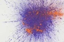 Dekoratives Bild mit einer lila-farbenen Farbexplosion