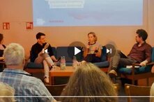 Video Schipsel vom Europaquartett. Vier Personen sitzen auf einer Bühne und unterhalten sich