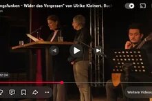 Auf den Bild ist die Autorin Ulrike Kleinert und die zusätzliche Leserin Ulrike Knospe beim vorlesen des Romans "Erinnerungsfunken - Wider das Vergessen" zu sehen. Außerdem ist der begleitenden Gitarrist  Aladdin Haddad zu sehen.