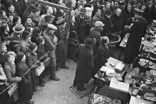 Großer Andrang und „gute Stimmung“ bei der Versteigerung jüdischen Eigentums, wie sie flächendeckend in Deutschland praktiziert wurde (hier: Lörrach 1940). 