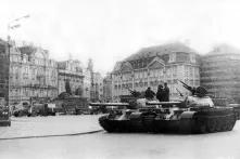 Schwarz-Weiß-Aufnahme eines Sowjetischen Panzers in Prag.