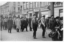 Der 1935 durch Krupp geschickte technische Direktor Otto Hofmann beim Maiumzug 1938 in der Carl-Benz-Straße
