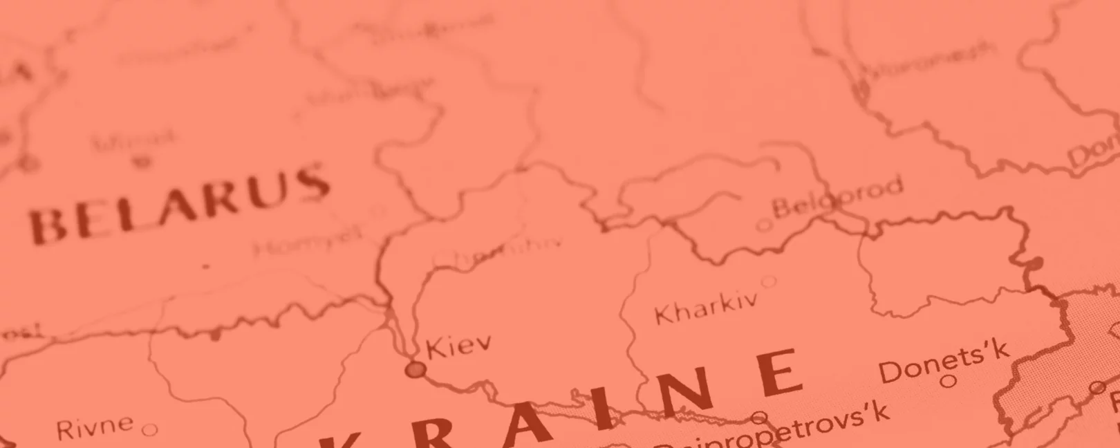 Eine Karte von Osteuropa, die orange eingefärbt ist. Die Schriftzüge 