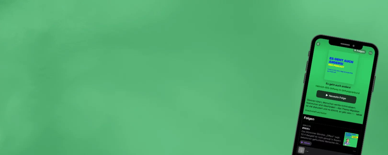 Vor einem grünen Hintergrund ist ein Handy zu sehen, auf dem der Podcast 