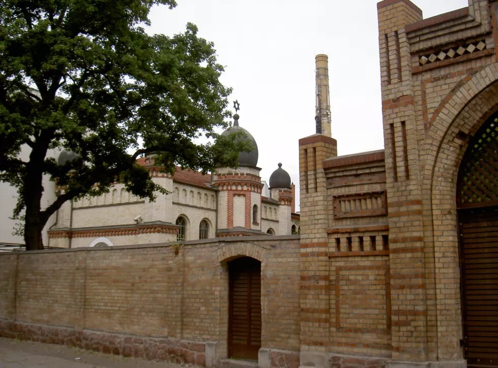 Synagoge von Halle hinten, Eingang zum jüdischen Friedhof vorne (2015) Synagoge von Halle hinten, Eingang zum jüdischen Friedhof vorne (2015)