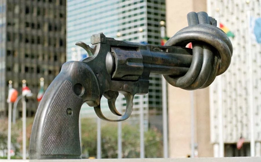 Akulptur "Non-Violence" von Carl Fredrik Reuterswärd Eine Skultur von einer Pistole mit verknotetem Lauf, sie heißt "Non-Violence" von Carl Fredrik Reuterswärd vor dem Gebäude der UN in New York