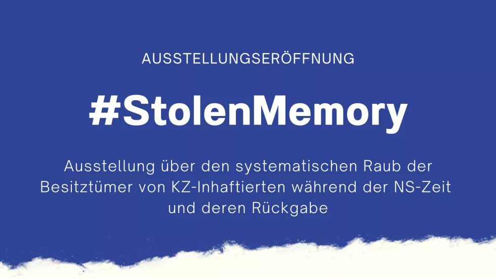Weiße Schrift auf blauem Hintergrund "Ausstellungseröffnung #Stolen Memory. Ausstellung über den systematischen Raub der Besitztümer von KZ-Inhaftierten während der NS-Zeit und deren Rückgabe"