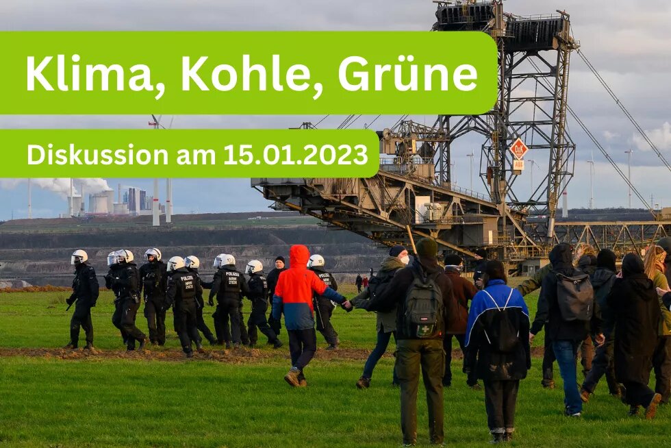 Foto von einer Demonstration an dem Braunkohle-Abbaugebiet bei Lützerath. Man sieht uniformierte Polizisten und Demonstrierende, die sich gegenüber stehen.