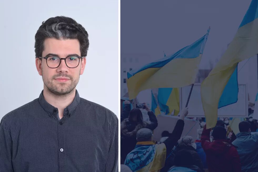 Ukraine Gastbeitrag Emanuel Herold Ein zweitegeteiltes Bild: Links ist ein Poträt von dem Autoren Emanuel Herold vor hellem Hintergrund. Er ist ca. 35 Jahre alt und guckt ernst in die Kamera. Recht daneben ist ein Foto von einer Demonstration, wo Ukraine-Flaggen geschwenkt werden.