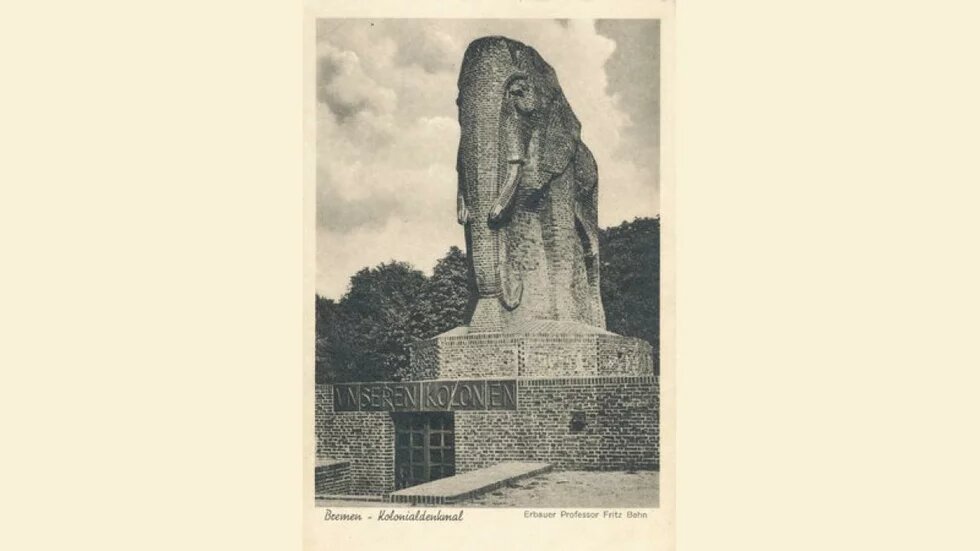 Ein altes schwarz-weiß Foto von einer Statur in Form eines Elefanten in Bremen.