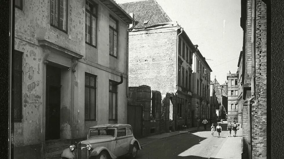 Ruine über dem Gewölbekeller der Synagoge in der Kolpingstraße, Ende der 1940er Jahre. Ruine über dem Gewölbekeller der Synagoge in der Kolpingstraße, Ende der 1940er Jahre.