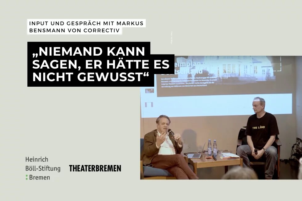 Collage mit einem Foto von der Veranstaltung: Der Referent Markus Bensmann sitzt in einem Sessel auf der Bühne. Daneben steht auf schwarzen Balken: "Niemand kann sagen, er hätte es nicht gewusst"