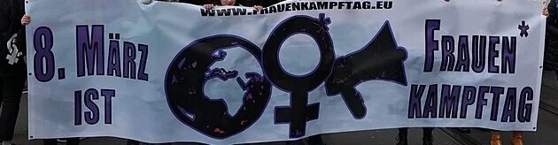 Demo banner einer Demonstration zum 8. März. „8. März ist Frauen Kampftag“
