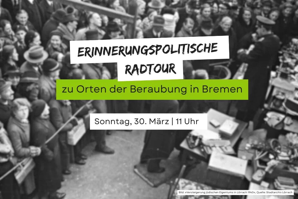 Im Hintergrund ist ein schwarz-weiß-bild von einer Versteigerung jüdischen Eigentums während der NS-Zeit. Darauf steht: Erinnerungspolitische Radtour zu Orten der Beraubung, Sonntag 30. März, 11 Uhr, Start am Finanzamt